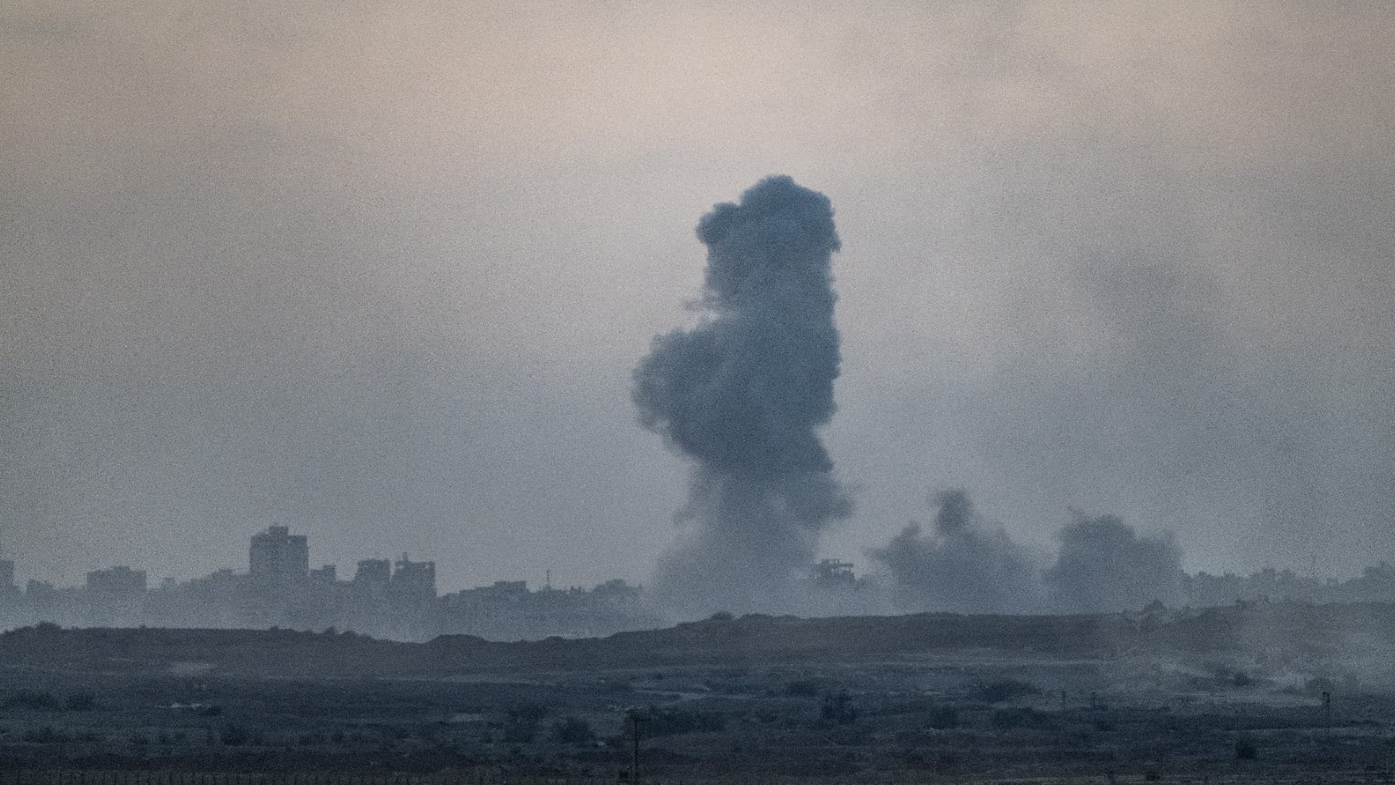 "GAZA BRÛLE": ISRAËL POURSUIT SON OFFENSIVE SUR LA VILLE, FRAPPÉE PAR DES BOMBARDEMENTS MASSIFS CETTE NUIT