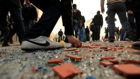 Émeutiers dans les rues de Tunis. Le Premier ministre tunisien Mohamed Ghannouchi, qui va assumer la charge de président par intérim, a annoncé que le président Zine el Abidine Ben Ali était temporairement dans l'incapacité d'exercer ses fonctions, alors