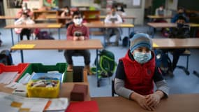 Des enfants masqués en classe, à l'école primaire Petri à Dortmund en Allemagne, le 22 février 2021. (PHOTO D'ILLUSTRATION)