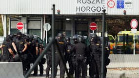 Des policiers hongrois postés à la frontière avec la Serbie. Des affrontements ont eu lieu avec des migrants qui ont jeté des projectiles sur les forces de l'ordre, lesquelles ont répliqué par des lagz lacrymogènes.