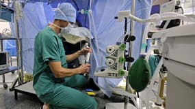 Un anesthésiste prépare une intervention chirurgicale à Angers, octobre 2013. (photo d'illustration)