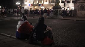 Des supporters français attendant en vain l'équipe de France au Crillon, à Paris, lundi. 