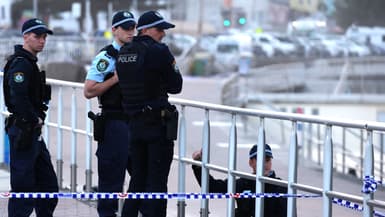 La police patrouille à Bondi Beach alors qu'elle enquête sur les lieux d'une fusillade à Sydney, le 15 décembre 2025.