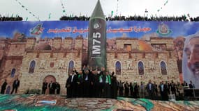 L'estrade depuis laquelle le leader du Hamas en exil, Khaled Mechaal, a salué la foule, samedi, à Gaza, pour les 25 ans du mouvement.