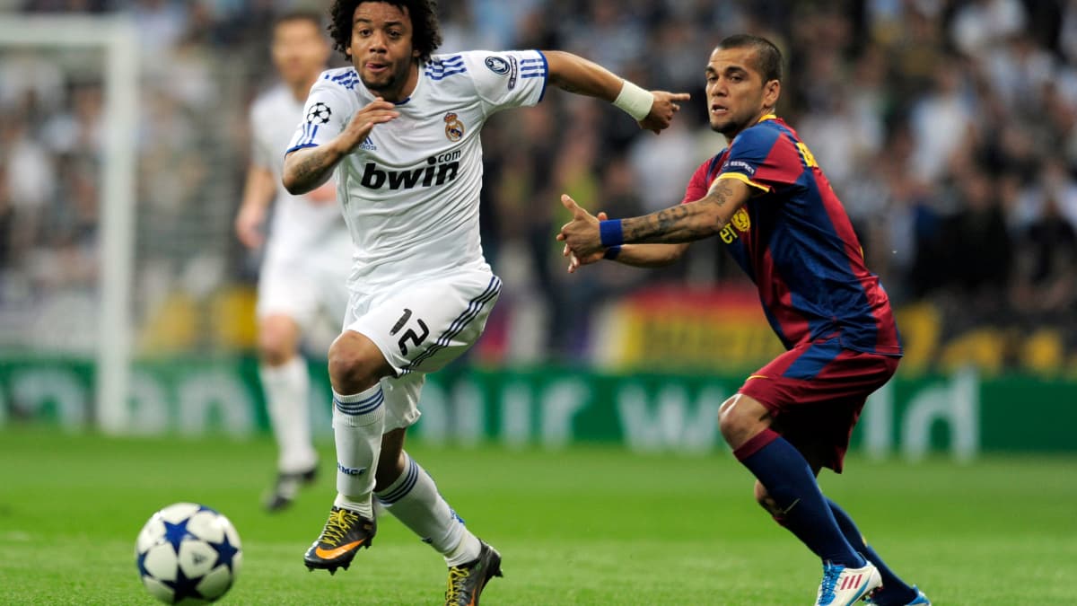 Marcelo (à gauche) et Dani Alves en 2011 avec le Real Madrid et le Barça