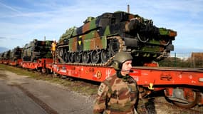 Des chars Leclerc dans un train à la base militaire de Mourmelon-le-Grand (Marne), le 8 novembre 2022, avant une mission en Roumanie