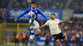 Andrew Omobamidele lors d'un duel avec Jonathan Clauss pendant Strasbourg-Nice en Ligue 1, le 12 avril 2025