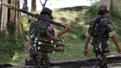 Un soldat cambodgien (à gauche) transporte une roquette B40 au temple de Preah Vihear, dans la province de Preah Vihear, à environ 543 kilomètres au nord de Phnom Penh, le 7 novembre 2008. Le Cambodge et la Thaïlande ont convenu de reprendre les pourparlers visant à résoudre un différend frontalier de longue date qui a fait quatre morts le mois dernier.