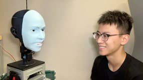 Le robot Emo face à un humain.