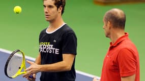 Guy Forget observe ses joueurs avant de livrer son équipe mercredi au plus tard