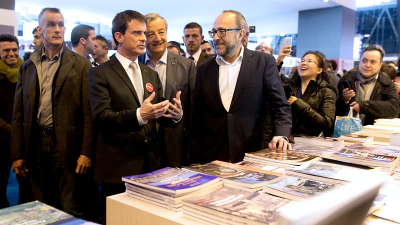 Le Premier ministre, Manuel Valls, en visite au Salon du Livre dimanche.