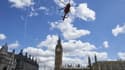 Un hélicoptère de secours photographié au dessus des immeubles de Londres en mai 2016 (image d'illustration)