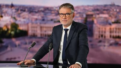 Le premier secrétaire du Parti socialiste français, Olivier Faure, sur le plateau du journal télévisé "Le 20 heures" de la chaîne TF1, à Boulogne-Billancourt, près de Paris, le 6 octobre 2025.
