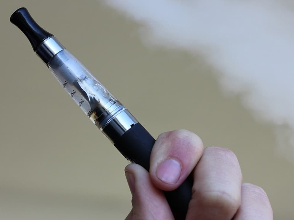 Une voiture prend feu  cause d'une cigarette lectronique