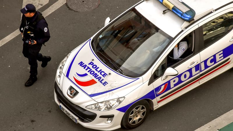 Un policier en patrouille.