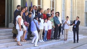 Emmanuel et Brigitte Macron accueillent de jeunes autistes à l'Elysée, le 6 juillet 2017.