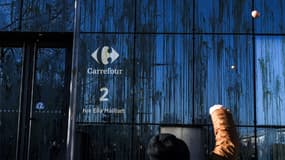 Des producteurs d'oeufs  manifestent devant le siège du groupe Carrefour, à Massy, dans l'Essonne le 11 février 2022