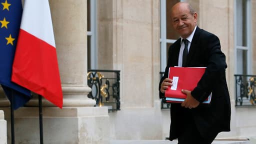 Le ministre de la Défense Jean-Yves Le Drian le 11 septembre 2013 devant l'Elysée.