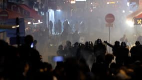 Les forces de l'ordre font face aux manifestants sur la place de la République, à Paris, ce 21 mars.