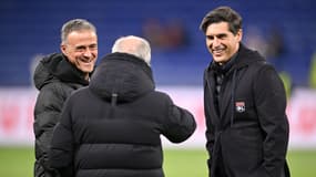 Luis Enrique en train de discuter avec Paulo Fonseca avant un match OL-PSG en Ligue 1, février 2025