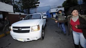 Florence Cassez escortée jusqu'à l'aéroport de Mexico après sa libération, le 23 janvier 2013.