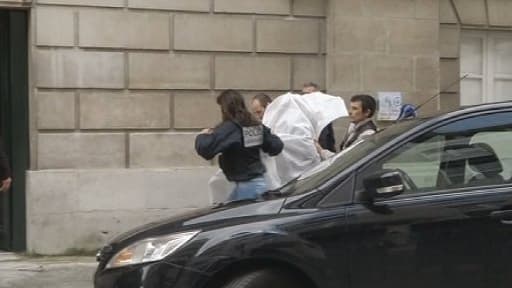 Des agents de police amenant les suspects au Palais de justice de Pau