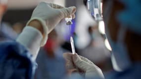Un employé de santé prépare une dose du vaccin Sinovac contre le Covid-19 à Santo Domingo en République Dominicaine le 26 février 2021