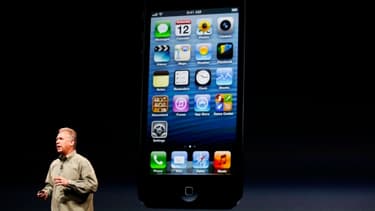 Phil Schiller, chef marketing d'Apple, dévoilant le nouvel iPhone 5