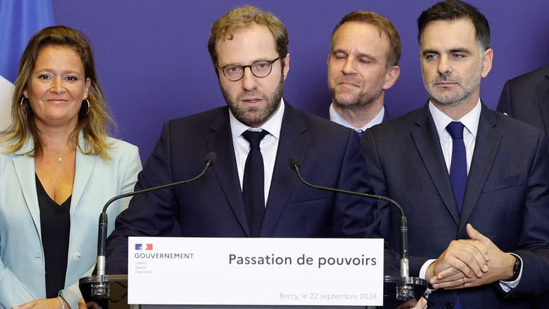 Le ministre de l'Économie Antoine Armand et le ministre du Budget Laurent Saint-Martin (à droite), accompagnés du ministre délégué à l'Industrie, Marc Ferracci et de l'ancienne ministre déléguée chargée des Entreprises, du Tourisme et de la Consommation, Olivia Grégoire, le 22 septembre 2024 à Bercy