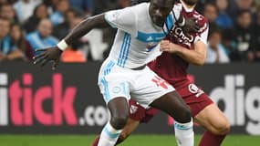 Bafétimbi Gomis au duel avec Milan Bisevac
