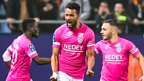 Saad Agouzoul célèbre son but lors de Sochaux-ASSE