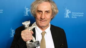Le réalisateur français Philippe Garrel reçoit l'Ours d'Argent du meilleur réalisateur pour "Le Grand Chariot", le 25 février 2023 à Berlin 