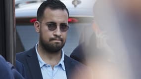 Alexandre Benalla, le 16 juillet 2018 près du bus des Bleus à l'aéroport Roissy-Charles-de-Gaulle. 