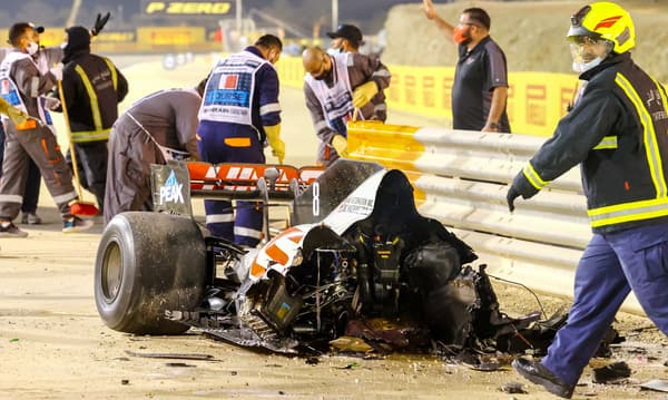 La voiture de Romain Grosjean a été littéralement coupée en deux