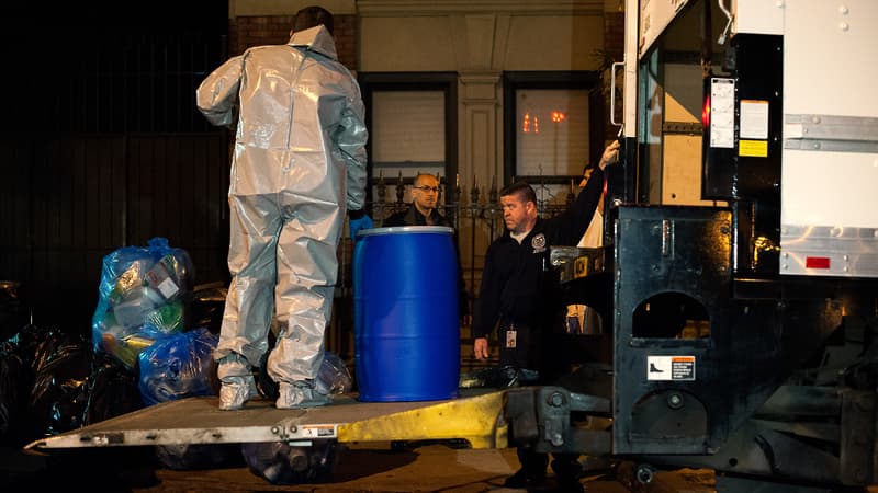 Des employés collectent des déchets potentiellement contaminés, à New York, le 24 octobre 2014.