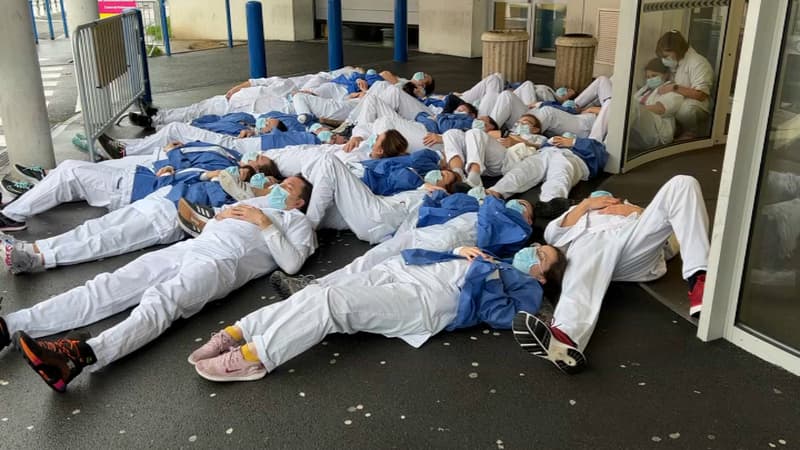 Lille: fatigués et découragés, les soignants s'allongent devant le CHU pour alerter sur leur situation