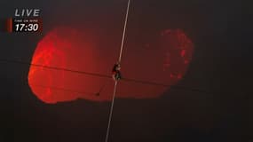 Impressionnant ! Ce funambule marche en équilibre au-dessus d'un volcan en activité au Nicaragua 