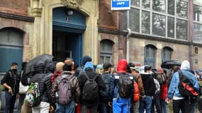 Des migrants sans-abris occupent le 6 mai 2021 un gymnase à Paris 