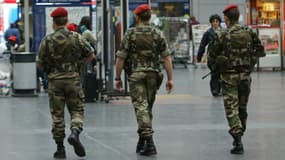 Militaires qui patrouillent dans l'enceinte de la Gare de l'Est, à Paris