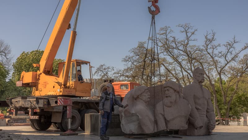 La ville de Kiev démonte un monument soviétique célébrant l'allégeance de l'Ukraine à la Russie