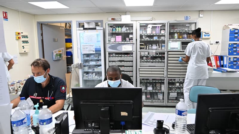Cette photo prise le 8 décembre 2023 montre du personnel médical travaillant à l'hôpital de Mamoudzou, sur l'île française de Mayotte, dans l'océan Indien.