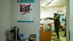 Un homme reçoit un repas au centre des Restos du Coeur de Grenoble, le 21 novembre 2023. (photo d'illustration)
