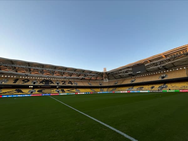 La pelouse de l'OPAP Arena, stade habituel de l'AEK Athènes, est très marquée avant la rencontre de ce mardi soir entre la Grèce et la France
