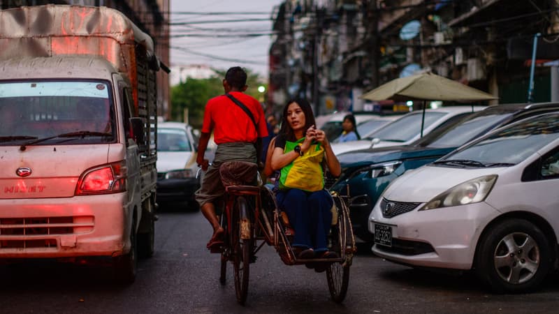 Craignant une pénurie à cause de la guerre au Moyen-Orient, la Birmanie, qui importe 90% de son pétrole, restreint la circulation des véhicules