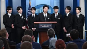 Le groupe de k-pop BTS lors de leur rencontre avec Joe Biden à la Maison Blanche le 31 mai 2022.