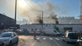 Un incendie en cours dans une concession automobile du 9e arrondissement de Lyon ce dimanche 28 juillet, de nombreux pompiers mobilisés
