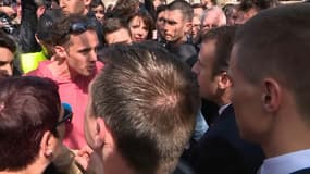 "Vous croyez que je pourrais conduire un train à 65 ans?" Emmanuel Macron interpellé par un cheminot à Saint-Dié