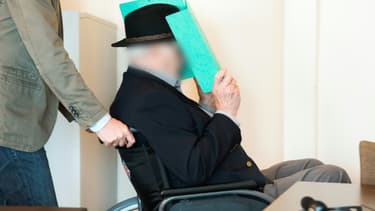 L'ancien SS Bruno Dey, 95 ans, ex-gardien du camp de concentration de Stuthoff, arrive à une audience de son procès à Hambourg, le 25 mai 2020
