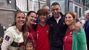 Mbappé pose avec Elma et Katia Aveiro, les soeurs de Ronaldo et leur maman Dolorès Aveiro