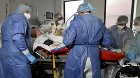 Du personnel médical du SMUR de Lille et de l'hôpital de Roubaix avec un patient atteint du Covid-19